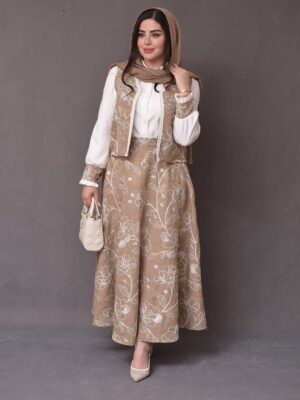 ست لباس زنانه شامل یک شومیز و یک دامن و یک جلیقه مد روز با طراحی جذاب و رنگ‌های هماهنگ